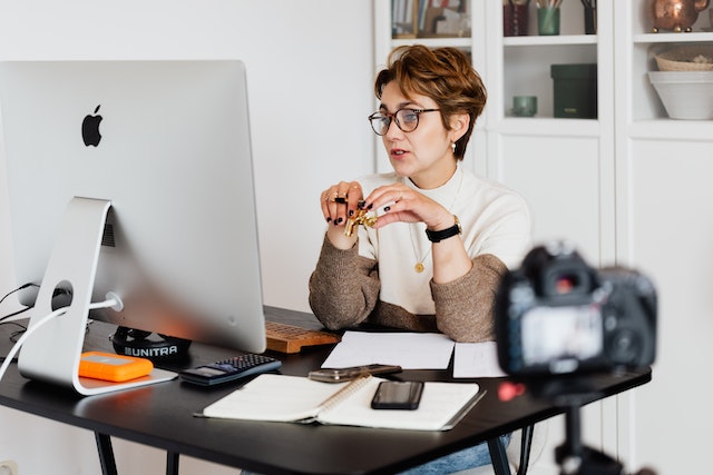 woman-teaching-fron-of-desktop-and-camera