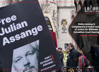 free-julian-assange-signs-and-campaigns-outside-london-court