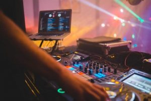 bring-the-house-down-as-a-dj-to-make-extra-money-in-london
