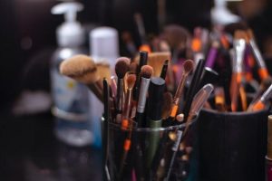 moonlight-as-a-makeup-artist-to-make-easy-money-in-london